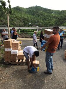 Volntario-ayudando-a-llevar-Suministros-Comerio